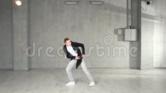 时髦的白种人男孩在演播室表演舞蹈动作视频的预览图