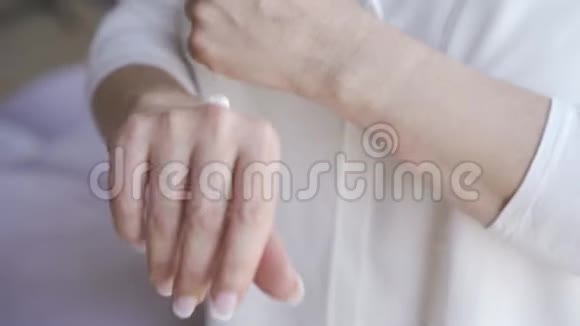 法国美甲的成熟女性的特写双手涂白色手霜体护理护肤理念抗反视频的预览图