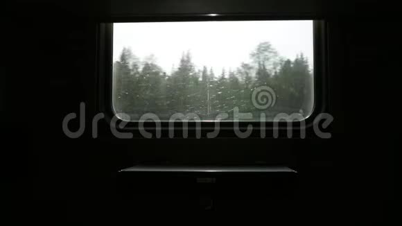 火车车窗上的雨滴模糊的景观视频的预览图