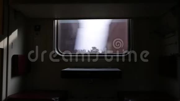 在火车的侧窗内观看货车的移动车厢视频的预览图