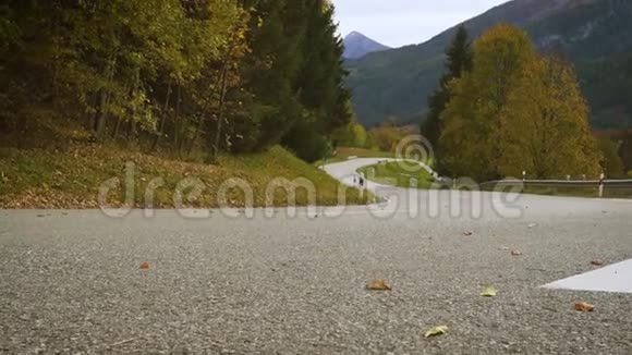 在巴伐利亚阿尔卑斯山的弯曲公路上行驶视频的预览图