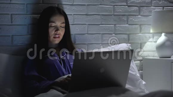 女青年头痛深夜在卧室工作工作狂视频的预览图