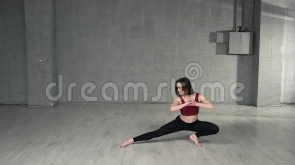 运动女孩在舞蹈课前热身视频的预览图