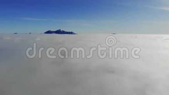 日落时雪山峰背景下的云上超移飞行视频的预览图