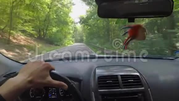出租车上的风景汽车在山路上行驶视频的预览图