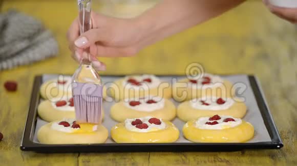 女人用白奶酪做大饼视频的预览图