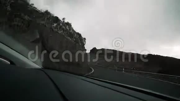 从汽车上穿过挡风玻璃的时间流逝一条高速公路一条蜿蜒的蛇视频的预览图