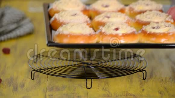 烤盘上有奶油奶酪的热面包自制糕点视频的预览图