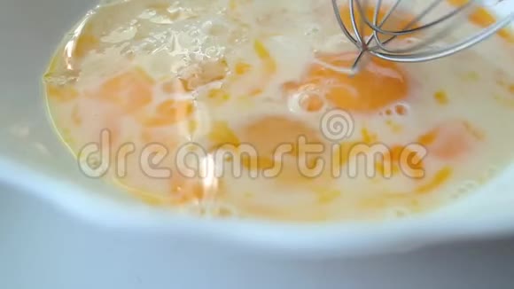 用混合蛋白慢速搅打鸡蛋视频的预览图