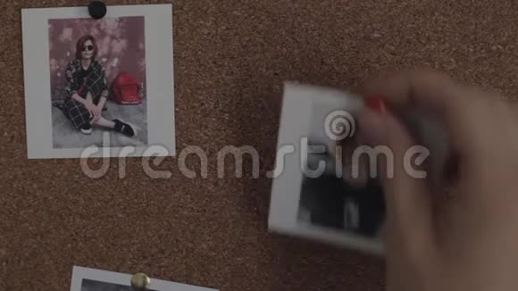 有人在里面的软木板上钉两张年轻女子的照片视频的预览图