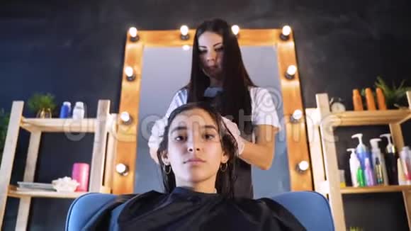 女性理发师在沙龙理发照顾头发视频的预览图