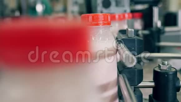 包装好的瓶子和酸奶在一家工厂排队视频的预览图