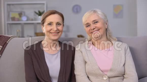 微笑成熟的女人摆姿势拍照高质量的退休人员生活视频的预览图