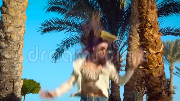 在埃及快乐的年轻女子在棕榈树下跳跃和玩耍暑假假期视频的预览图