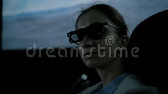 带着3D眼镜的女人在电影院里四处张望视频的预览图