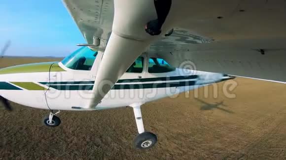 从侧面拍摄的小型喷气式飞机着陆视频的预览图
