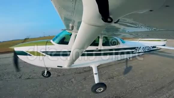 小飞机起飞时的侧视视频的预览图
