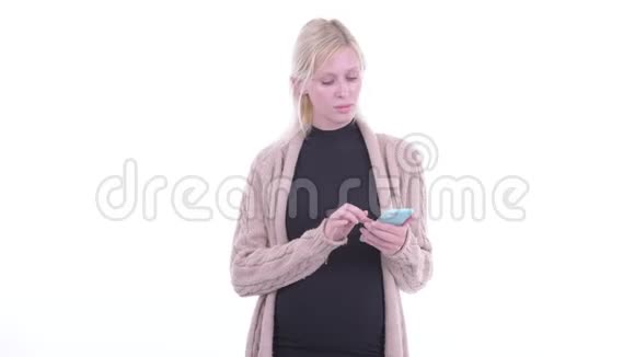 快乐的年轻金发孕妇在电话里交谈视频的预览图