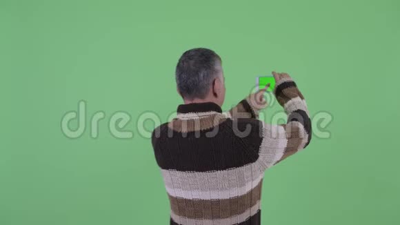 成熟的日本男人用电话拍照的后视图视频的预览图
