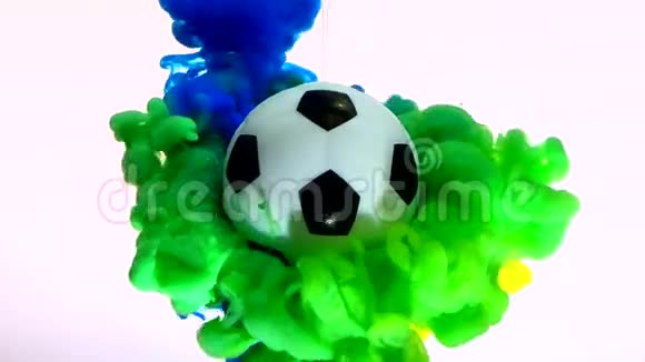 足球在美丽的蓝绿色背景上视频的预览图
