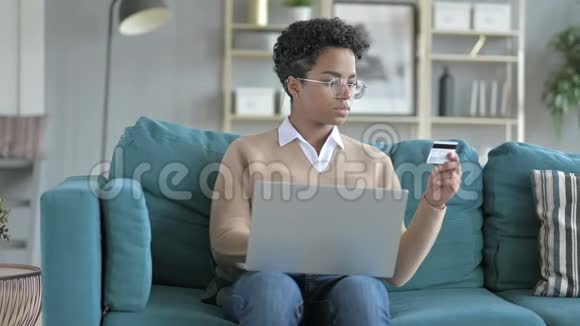 年轻的非洲女孩试图在网上使用信用卡视频的预览图