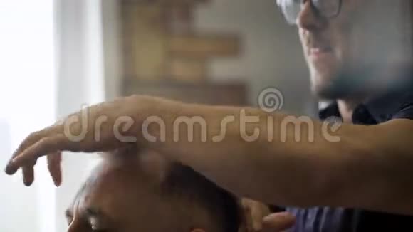 时尚理发师的肖像专业人士在他的理发店工作时拍摄了视频视频的预览图