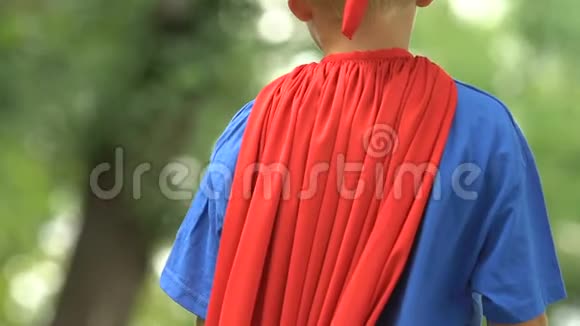 强壮的超级男孩戴着面具和服装表现出力量自信视频的预览图