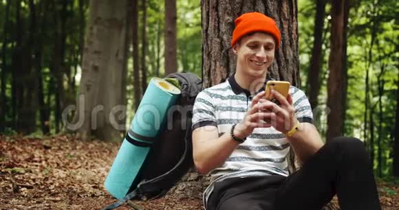 人类在森林中放松与电话视频的预览图