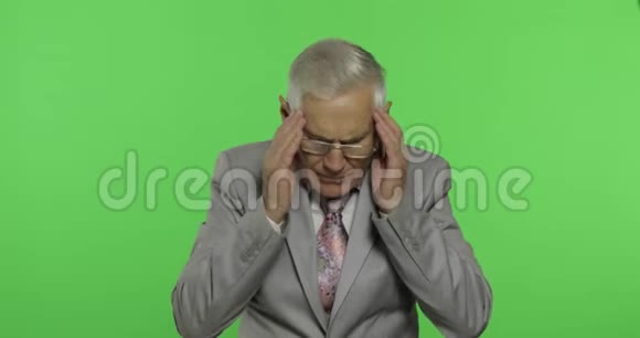 穿西装的老商人头痛疼痛难忍老人视频的预览图