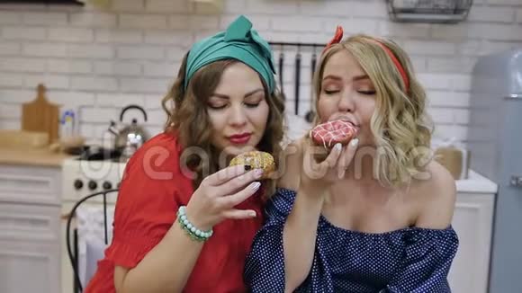 两个女人真的很想在饮食中吃甜甜圈女朋友闻到了美味包子的诱人味道慢慢视频的预览图