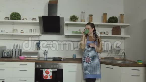 疯男人在家厨房里用刀欺负老婆视频的预览图