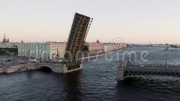 三位一体大桥离婚傍晚鸟瞰圣以撒大教堂宫殿堤岸视频的预览图