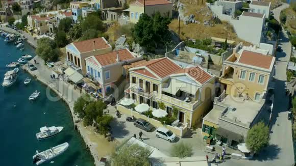 美丽的希腊塞米西米岛的空中镜头岛中央有五颜六色的房子和小船视频的预览图