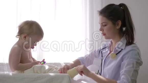 健康的童年专业的家庭医生女性在明亮的自然光线下在诊所检查好孩子视频的预览图