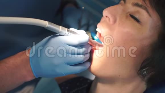 一个女孩的牙科治疗一个牙医钻一个工具视频的预览图