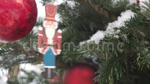 圣诞节和新年背景圣诞街饰胡桃夹子圣诞树上的士兵胡桃夹子视频的预览图