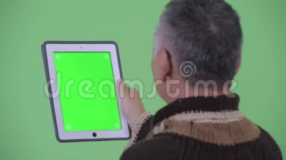 用数码平板电脑特写成熟快乐的日本男人的后景视频的预览图
