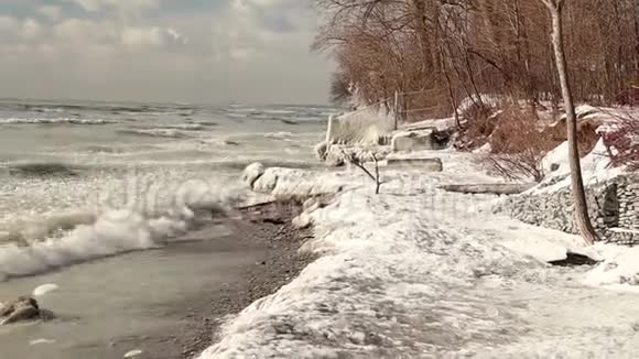 冬天的冰冻海滩视频的预览图