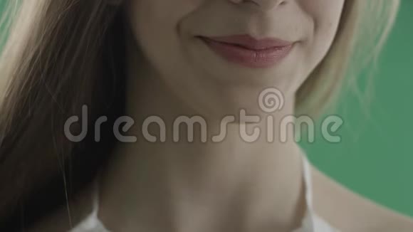 绿色背景下性感的女性嘴视频的预览图