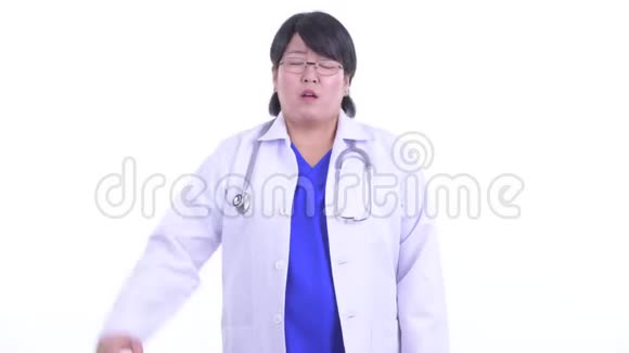 伤心超重的亚洲女医生竖起大拇指视频的预览图