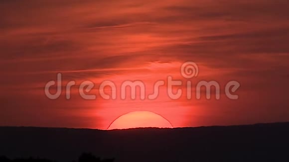 红日日落鲜红的太阳落在地平线上视频的预览图