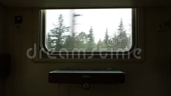 火车车窗上的雨滴模糊的景观视频的预览图