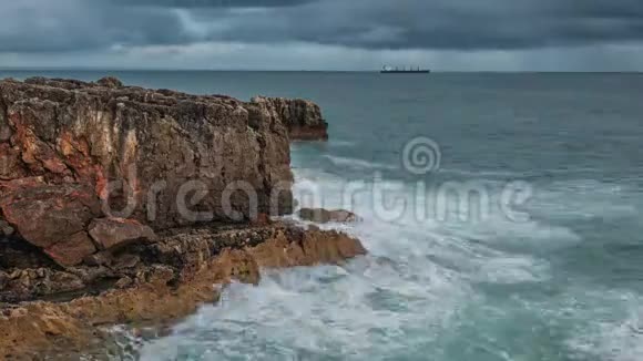 大西洋海岸花岗岩巨石和海崖葡萄牙视频的预览图