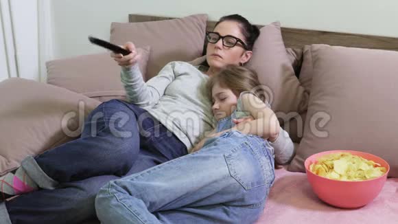 妈妈和女儿关掉电视开始睡觉视频的预览图