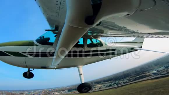 小飞机降落时的侧视图视频的预览图