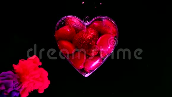 令人惊叹的玻璃心与红色的心在一个彩色的空间背景视频的预览图