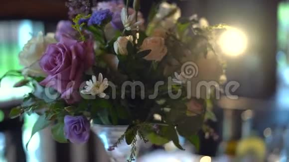 婚礼餐桌的装饰洋甘菊玫瑰和绿色视频的预览图