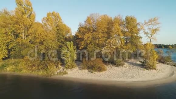 空中无人机镜头在河上放飞秋岛视频的预览图