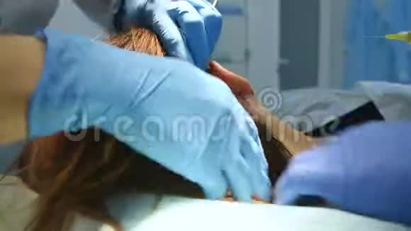 美容医生皮肤科医生将血浆注入病人的头皮视频的预览图