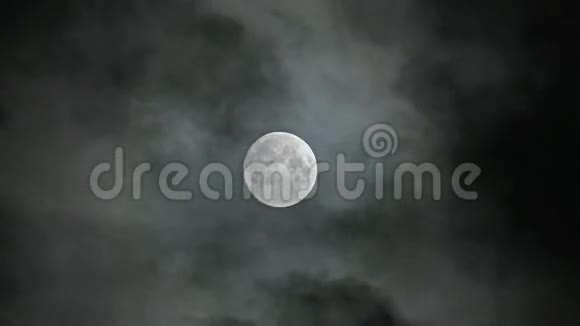 夜深人静的天空中带着移动云的满月视频的预览图